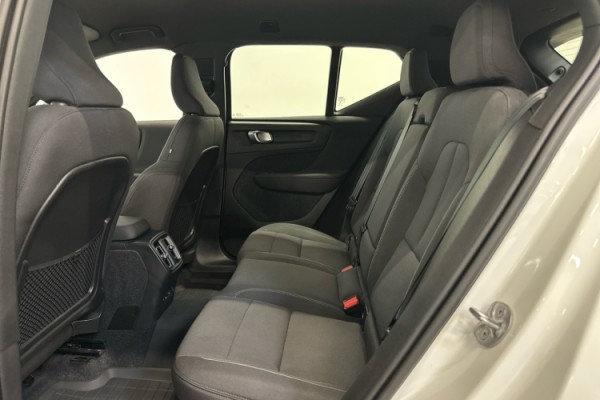 Esittelykuva VOLVO XC40 täyssähköautosta.
