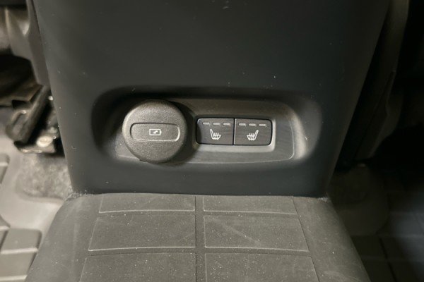 Esittelykuva VOLVO XC40 täyssähköautosta.