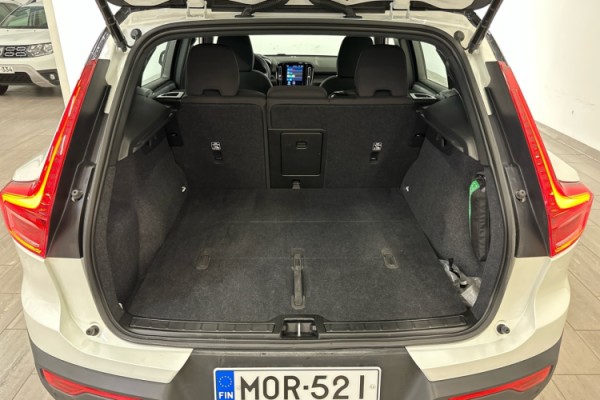 Esittelykuva VOLVO XC40 täyssähköautosta.