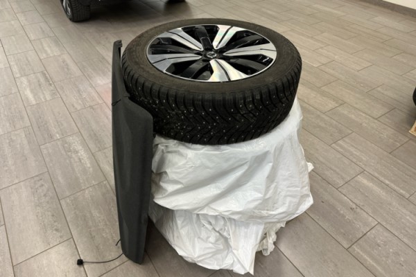 Esittelykuva VOLVO XC40 täyssähköautosta.