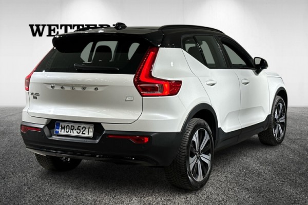 Esittelykuva VOLVO XC40 täyssähköautosta.