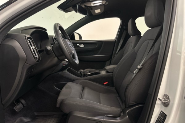 Esittelykuva VOLVO XC40 täyssähköautosta.