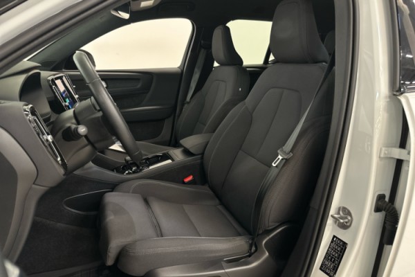 Esittelykuva VOLVO XC40 täyssähköautosta.
