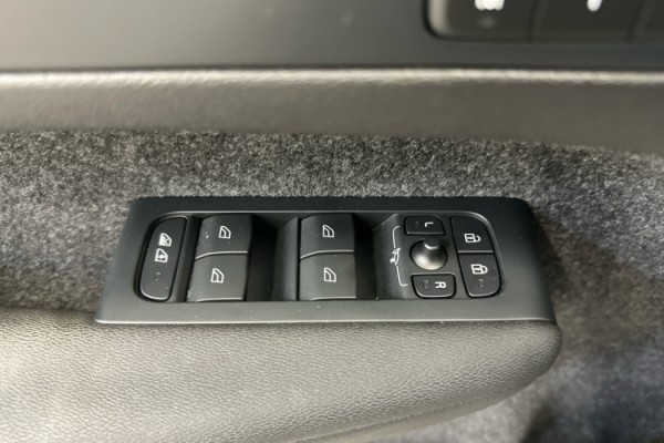 Esittelykuva VOLVO XC40 täyssähköautosta.