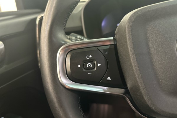 Esittelykuva VOLVO XC40 täyssähköautosta.