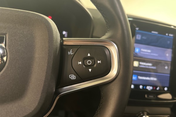 Esittelykuva VOLVO XC40 täyssähköautosta.