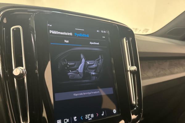 Esittelykuva VOLVO XC40 täyssähköautosta.