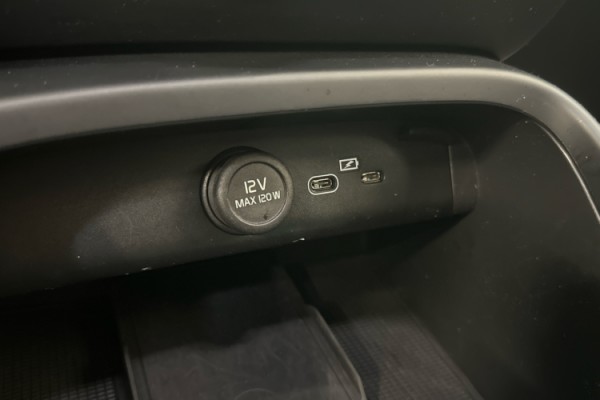 Esittelykuva VOLVO XC40 täyssähköautosta.