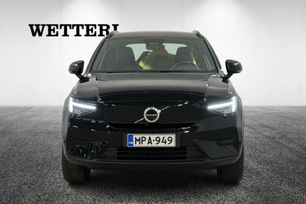 Esittelykuva VOLVO XC40 täyssähköautosta.