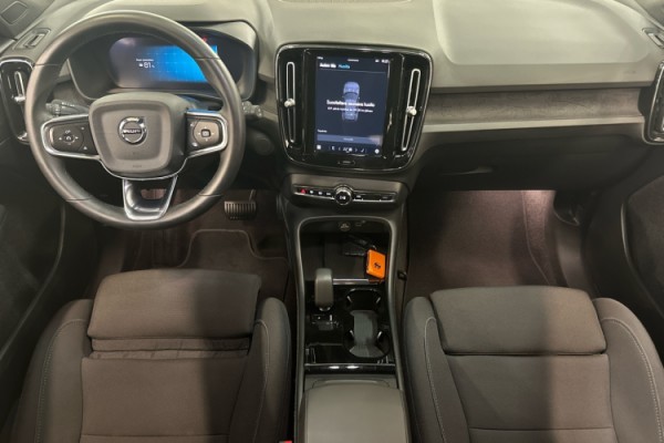 Esittelykuva VOLVO XC40 täyssähköautosta.