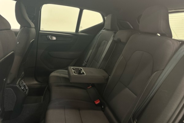 Esittelykuva VOLVO XC40 täyssähköautosta.