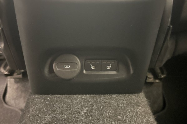 Esittelykuva VOLVO XC40 täyssähköautosta.