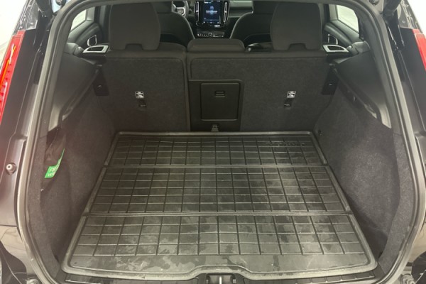 Esittelykuva VOLVO XC40 täyssähköautosta.