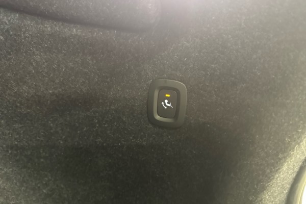 Esittelykuva VOLVO XC40 täyssähköautosta.