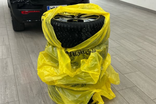 Esittelykuva VOLVO XC40 täyssähköautosta.
