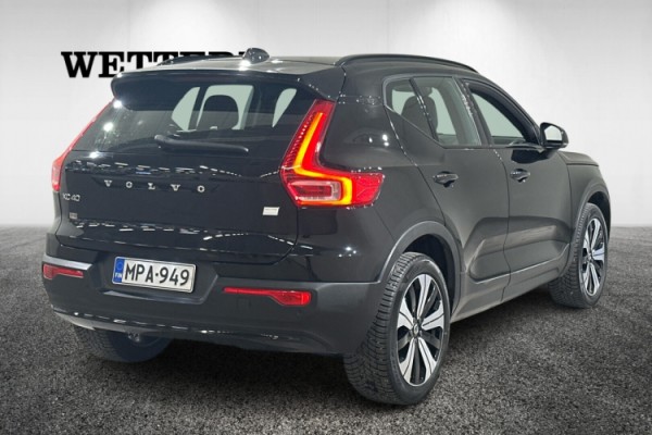 Esittelykuva VOLVO XC40 täyssähköautosta.