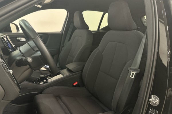 Esittelykuva VOLVO XC40 täyssähköautosta.