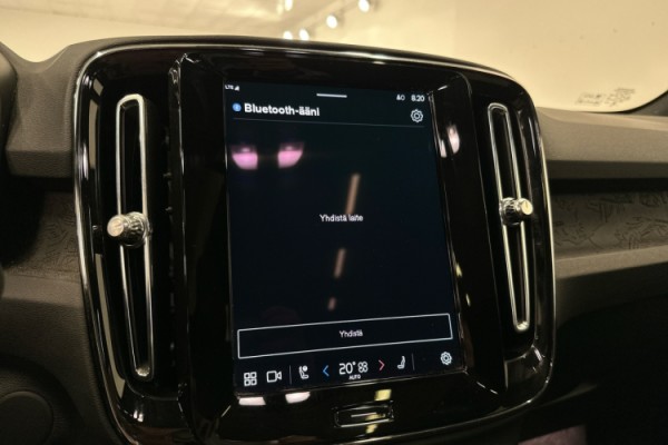 Esittelykuva VOLVO C40 täyssähköautosta.