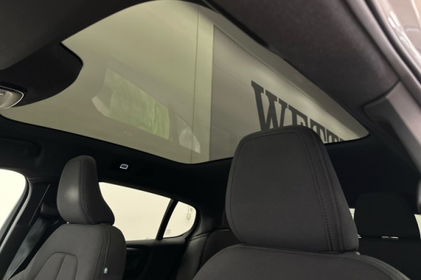 Esittelykuva VOLVO C40 täyssähköautosta.
