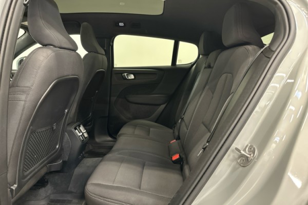 Esittelykuva VOLVO C40 täyssähköautosta.