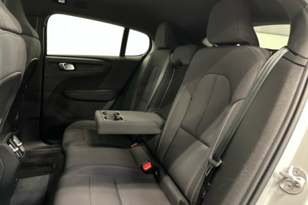 Esittelykuva VOLVO C40 täyssähköautosta.