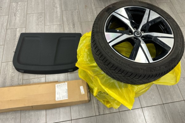 Esittelykuva VOLVO C40 täyssähköautosta.
