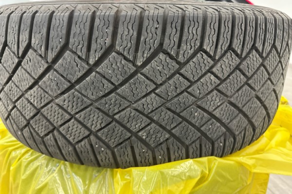Esittelykuva VOLVO C40 täyssähköautosta.
