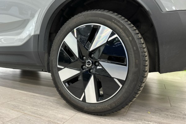 Esittelykuva VOLVO C40 täyssähköautosta.