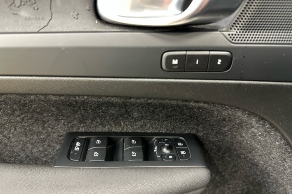 Esittelykuva VOLVO C40 täyssähköautosta.