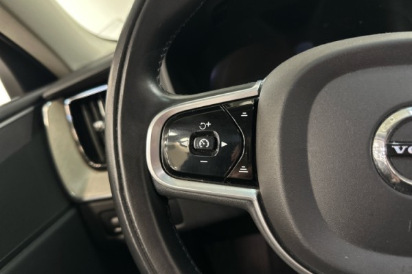 Esittelykuva VOLVO XC60 kevythybridiautosta.