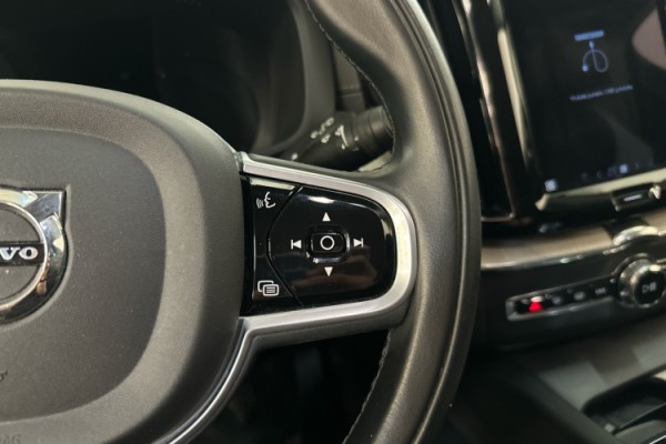 Esittelykuva VOLVO XC60 kevythybridiautosta.