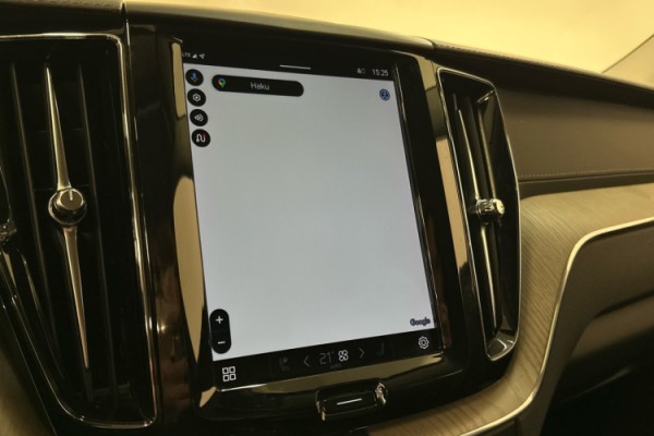 Esittelykuva VOLVO XC60 kevythybridiautosta.