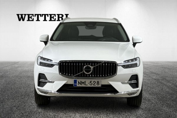 Esittelykuva VOLVO XC60 kevythybridiautosta.