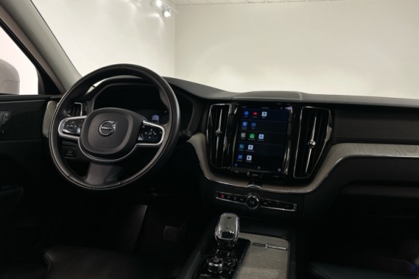 Esittelykuva VOLVO XC60 kevythybridiautosta.