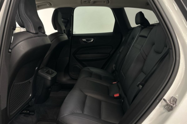 Esittelykuva VOLVO XC60 kevythybridiautosta.