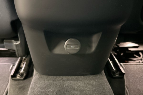Esittelykuva VOLVO XC60 kevythybridiautosta.