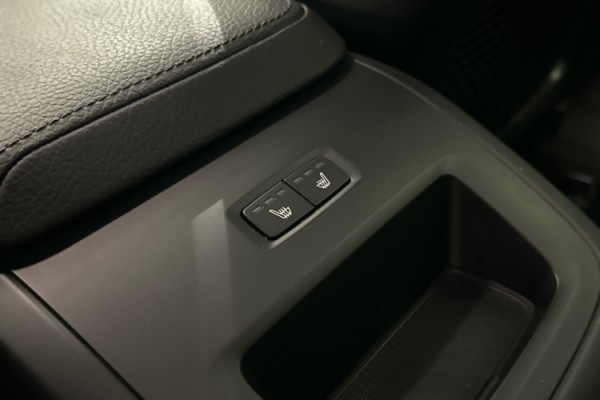 Esittelykuva VOLVO XC60 kevythybridiautosta.