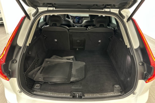 Esittelykuva VOLVO XC60 kevythybridiautosta.