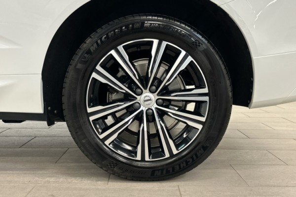 Esittelykuva VOLVO XC60 kevythybridiautosta.