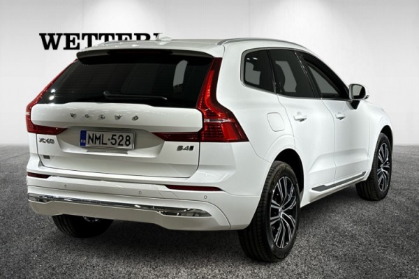 Esittelykuva VOLVO XC60 kevythybridiautosta.