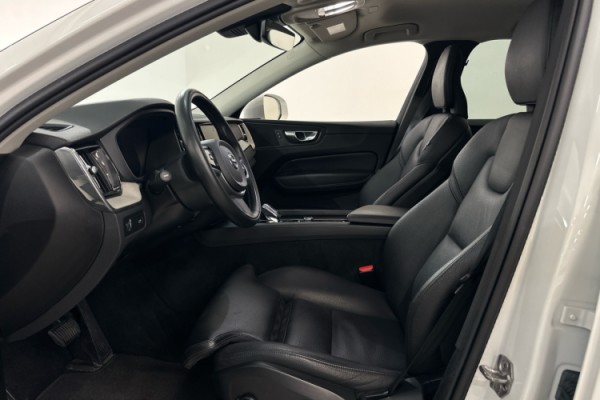 Esittelykuva VOLVO XC60 kevythybridiautosta.