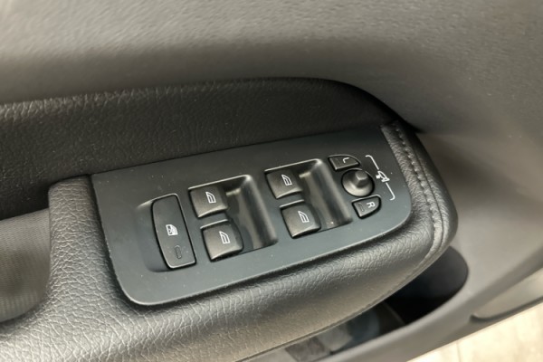Esittelykuva VOLVO XC60 kevythybridiautosta.