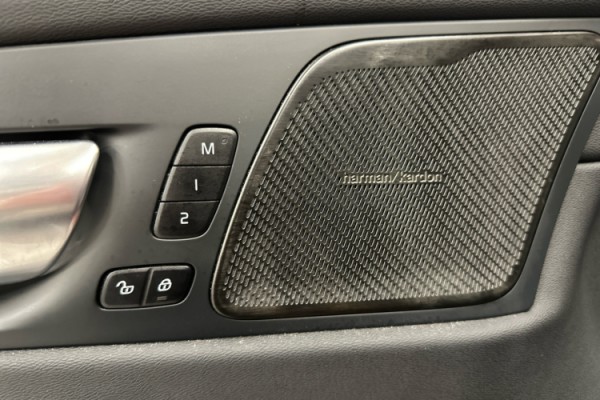 Esittelykuva VOLVO XC60 lataushybridiautosta.