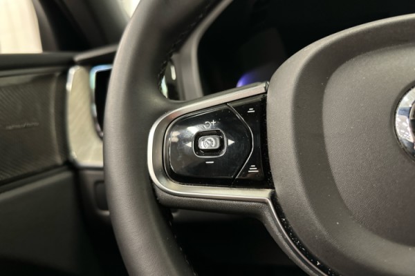 Esittelykuva VOLVO XC60 lataushybridiautosta.