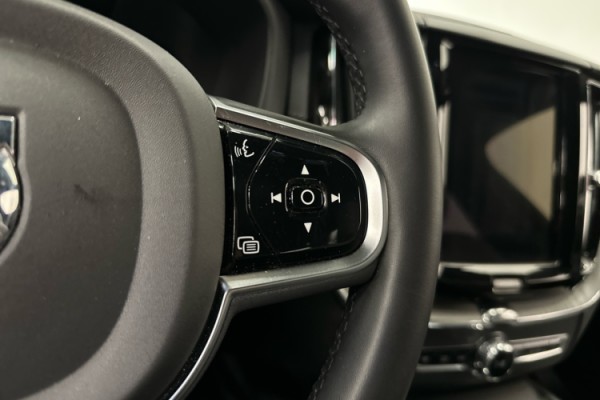 Esittelykuva VOLVO XC60 lataushybridiautosta.