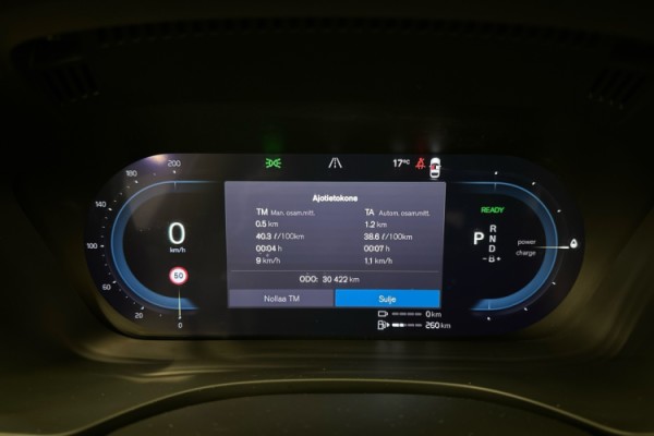 Esittelykuva VOLVO XC60 lataushybridiautosta.
