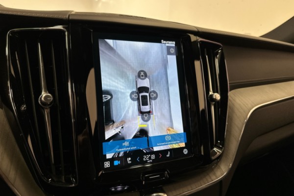 Esittelykuva VOLVO XC60 lataushybridiautosta.