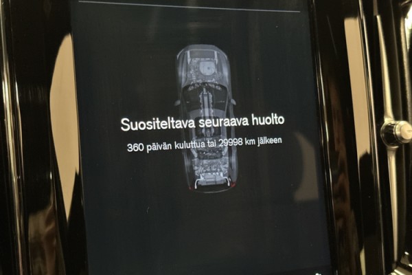 Esittelykuva VOLVO XC60 lataushybridiautosta.