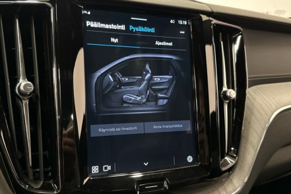 Esittelykuva VOLVO XC60 lataushybridiautosta.