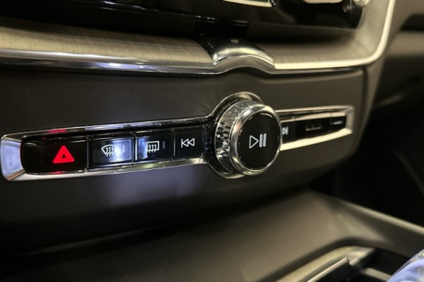 Esittelykuva VOLVO XC60 lataushybridiautosta.